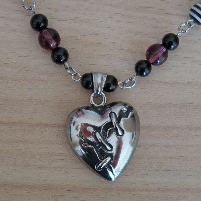 Broken Heart necklace (detailed view)